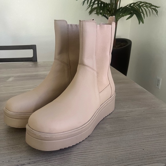 STEVE MADDEN-  Clarisa Chelsea Boot in color sand - Picture 2 of 11